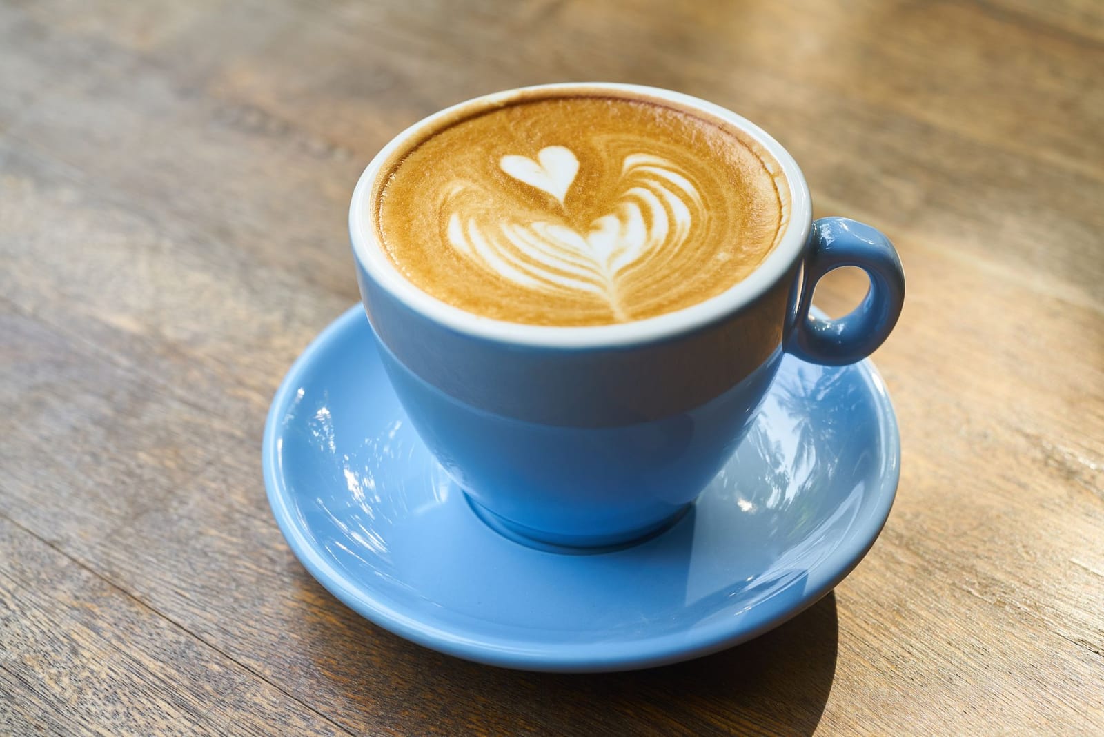 Latte art servido en Onda Café