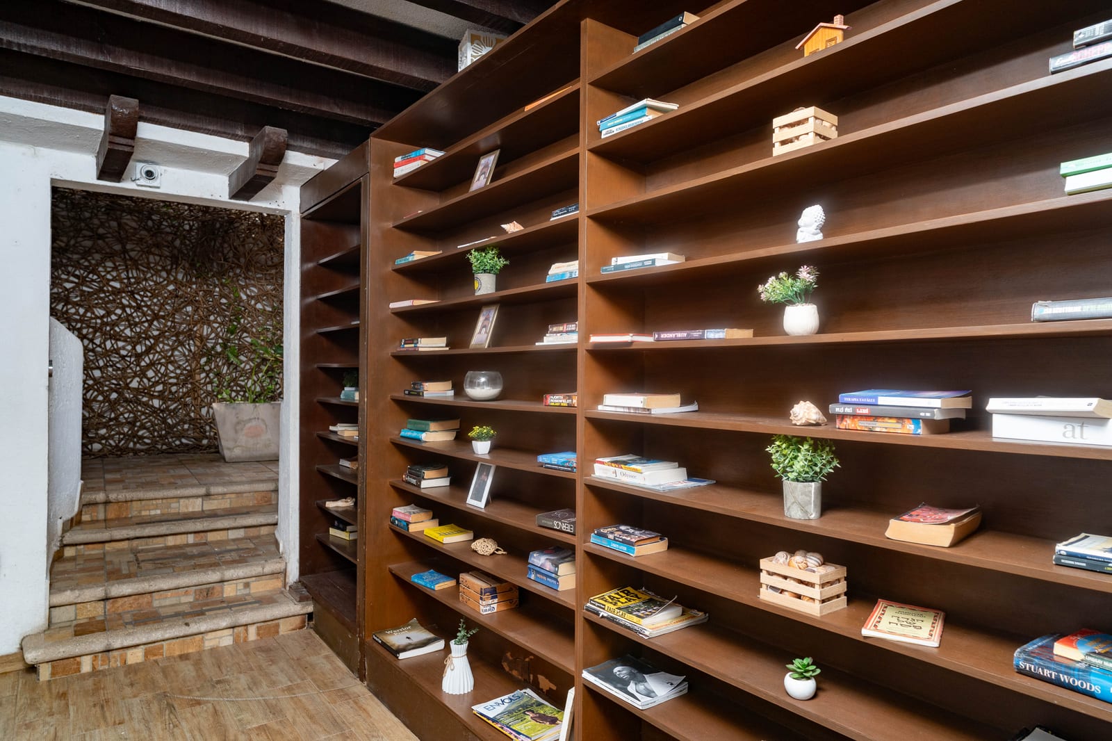 Estantería de arte y objetos de Casa Nawala