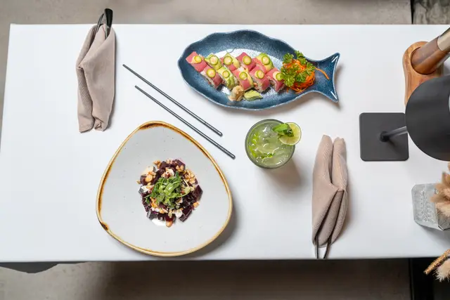 Tiradito y sushi de autor servidos en mesa
