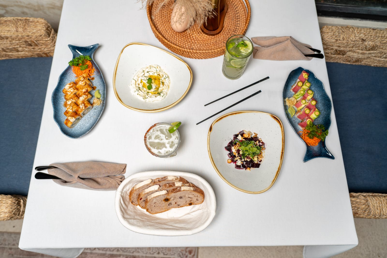 Mesa con sushi, tiraditos y mariscos de autor en Mezcal Hotel Boutique