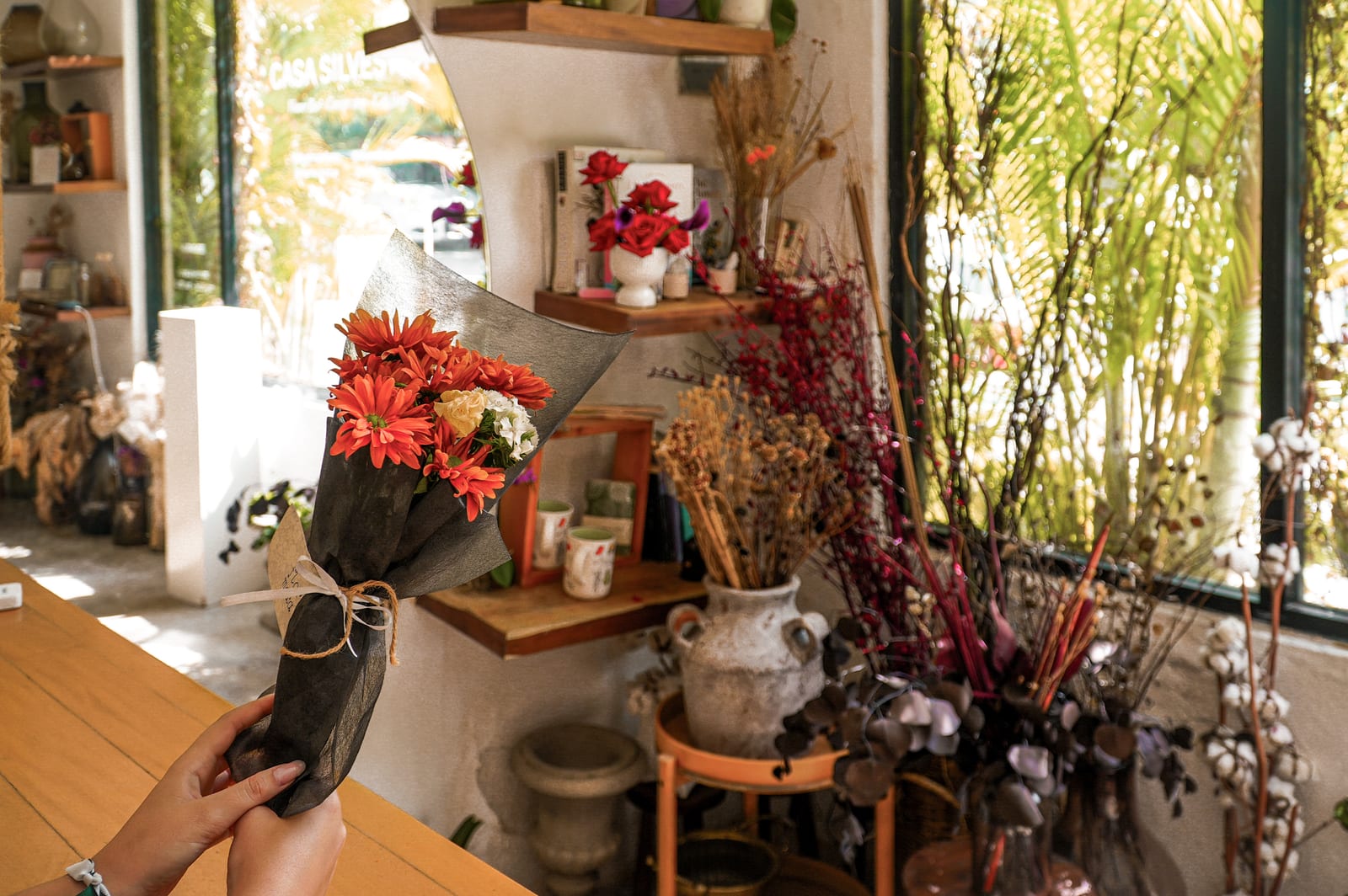 Taller de la Florería Silvestra con arreglos florales
