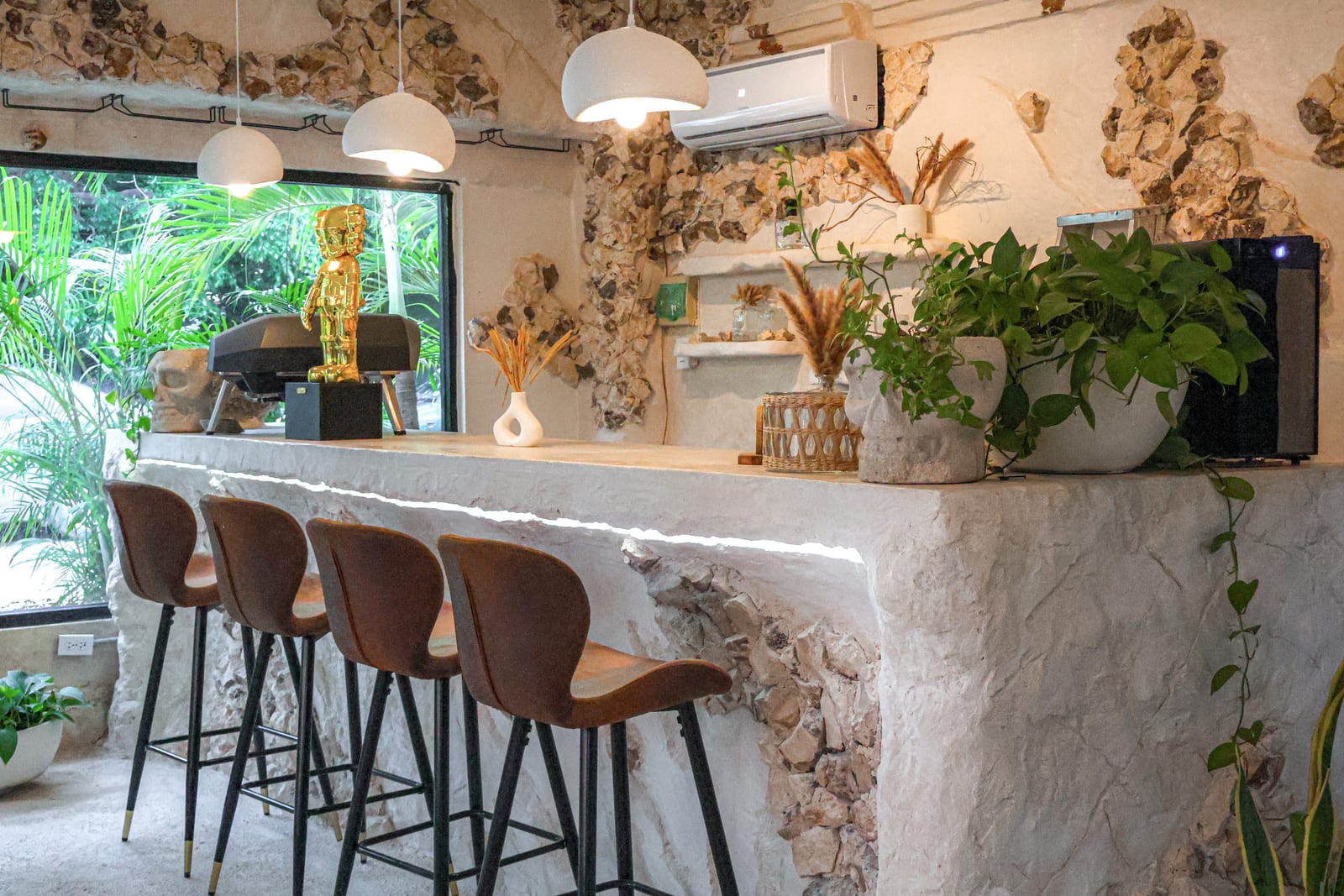 Barra de MERO 18 rodeada de plantas en Mezcal Hotel Boutique
