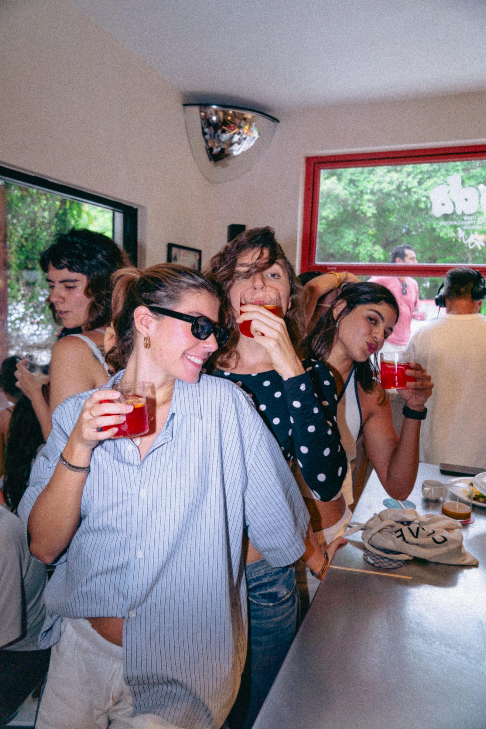 Ambiente social en la barra de Onda Café