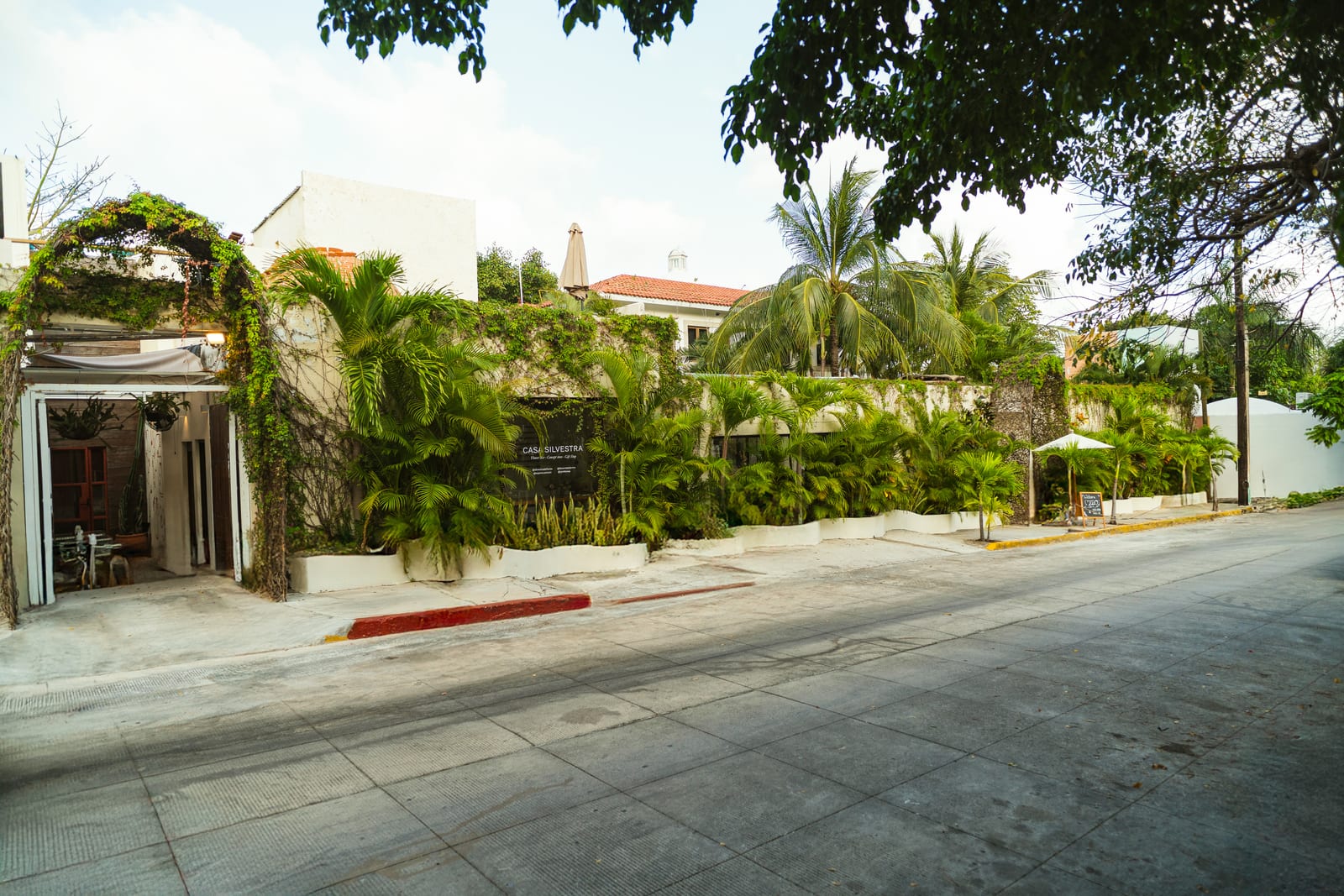 Fachada del hotel cubierta de vegetación sobre la Avenida Nader