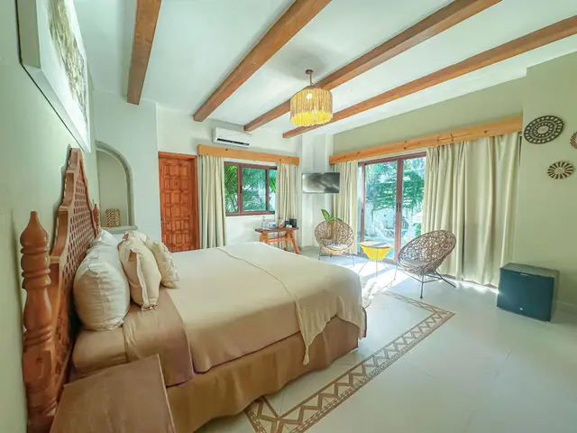 Habitación deluxe con cabecera tallada