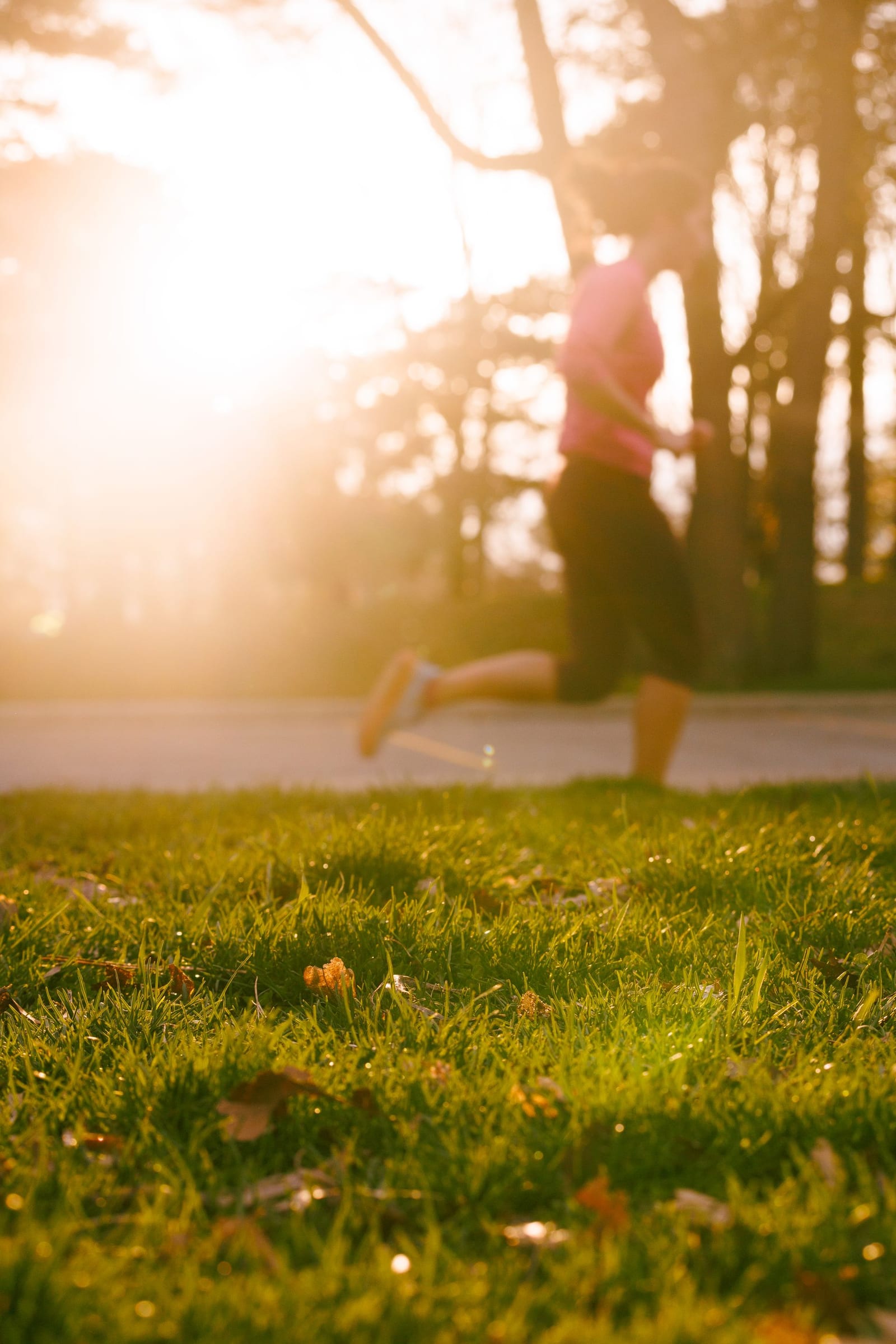 Corredor al amanecer en un parque, Running Club de Mezcal Hotel Boutique