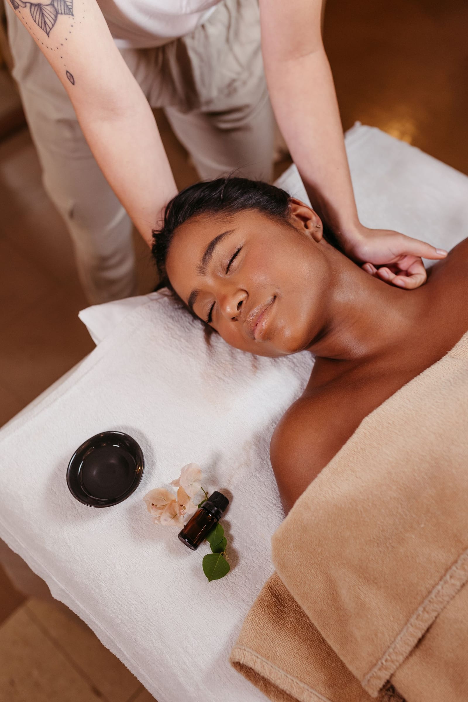 Mujer recibiendo un masaje en el Mangroove Spa de Mezcal Hotel Boutique