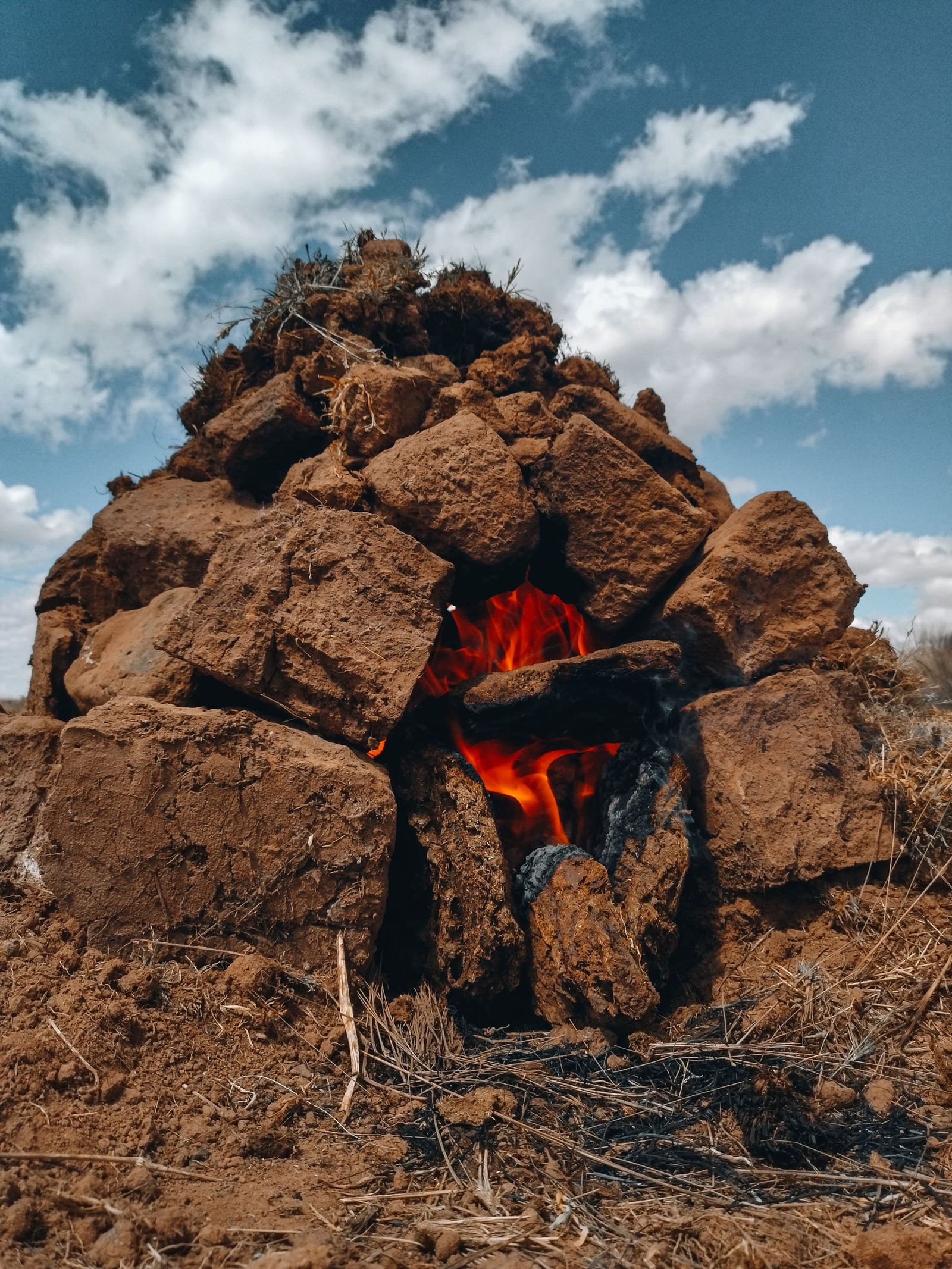 Fuego entre piedras volcánicas para una sesión de temazcal